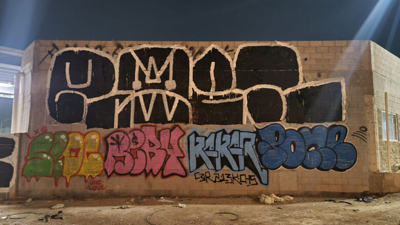 Atrapan a pareja de treintones mientras grafiteaban una pared